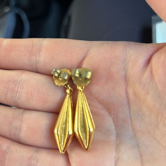 Vintage Avon Faux gold dangle pierced earrings. - Picture 3 of 3